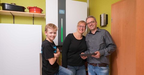 Familie Rieken kann regelmäßig im E3DC-Portal ihre eigenen Verbräuche und die Zeiten der Erzeugung überprüfen und somit weiteres Sparpotenzial finden. Familie Rieken kann regelmäßig im E3DC-Portal ihre eigenen Verbräuche und die Zeiten der Erzeugung überprüfen und somit weiteres Sparpotenzial finden.
