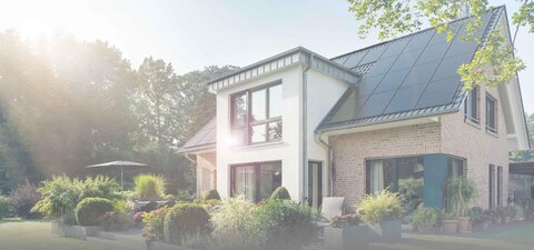 Mit selbstproduzierter Energie aus PV-Anlagen und Stromspeicher von EWE werden Sie unabhängig.
