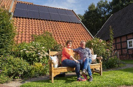 Kunden, bei denen die Sonne bereits für Strom sorgt, berichten von Ihren Erfahrungen mit ZuhauseSolar-Lösungen.