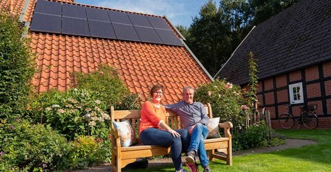 Familie Macke-Tiemerding sieht ihr Eigenheim dank ZuhauseSolar perfekt für die Energie-Zukunft gerüstet. Familie Macke-Tiemerding sieht ihr Eigenheim dank ZuhauseSolar perfekt für die Energie-Zukunft gerüstet.