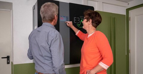 Familie Macke-Tiemerding sieht ihr Eigenheim dank ZuhauseSolar perfekt für die Energie-Zukunft gerüstet. Familie Macke-Tiemerding sieht ihr Eigenheim dank ZuhauseSolar perfekt für die Energie-Zukunft gerüstet.