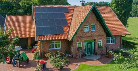 Familie Macke-Tiemerding sieht ihr Eigenheim dank ZuhauseSolar perfekt für die Energie-Zukunft gerüstet. Familie Macke-Tiemerding sieht ihr Eigenheim dank ZuhauseSolar perfekt für die Energie-Zukunft gerüstet.
