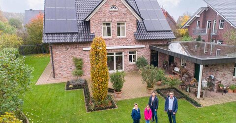 Familie Meistermann konnte mithilfe der Stromspeicher-Lösung von EWE 65 % des selbsterzeugten Stroms nutzen. Familie Meistermann konnte mithilfe der Stromspeicher-Lösung von EWE 65 % des selbsterzeugten Stroms nutzen.