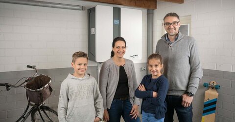 Familie Meistermann konnte mithilfe der Stromspeicher-Lösung von EWE 65 % des selbsterzeugten Stroms nutzen. Familie Meistermann konnte mithilfe der Stromspeicher-Lösung von EWE 65 % des selbsterzeugten Stroms nutzen.