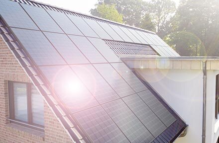 Wandeln Sie mit den modernen Photovoltaik-Modulen von EWE Sonnenenergie in Strom um.