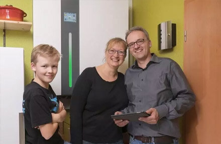 Kunden, bei denen die Sonne bereits für Strom sorgt, berichten von Ihren Erfahrungen mit ZuhauseSolar-Lösungen.